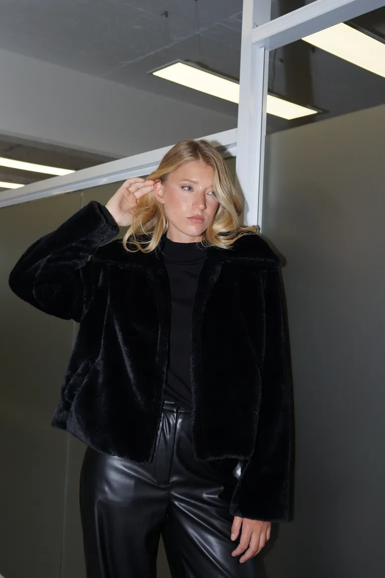 Bolero corto con cuello amplio y diseño de manga larga de Naíma en Chaquetas para argentina