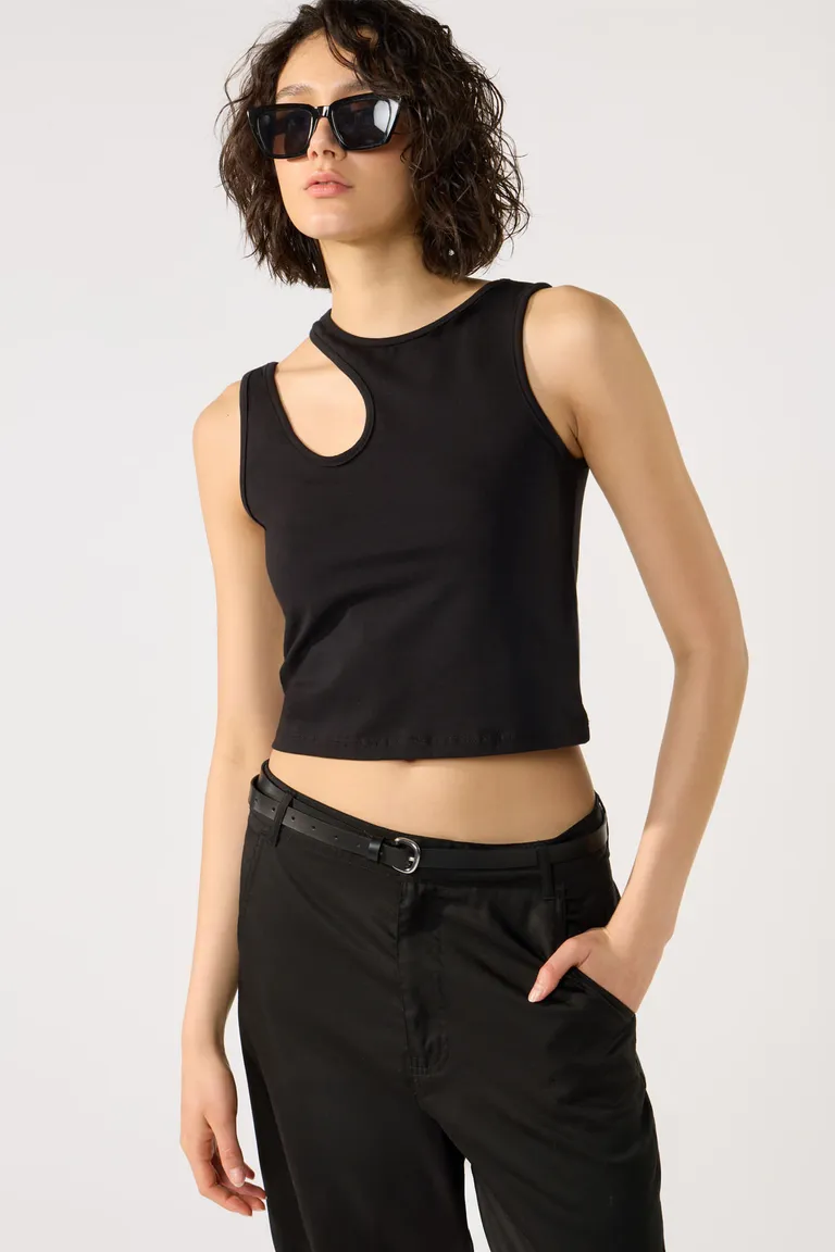 Musculosa negra de corte moderno y elegante para el armario de mujer de Cuesta Blanca en Tops para argentina