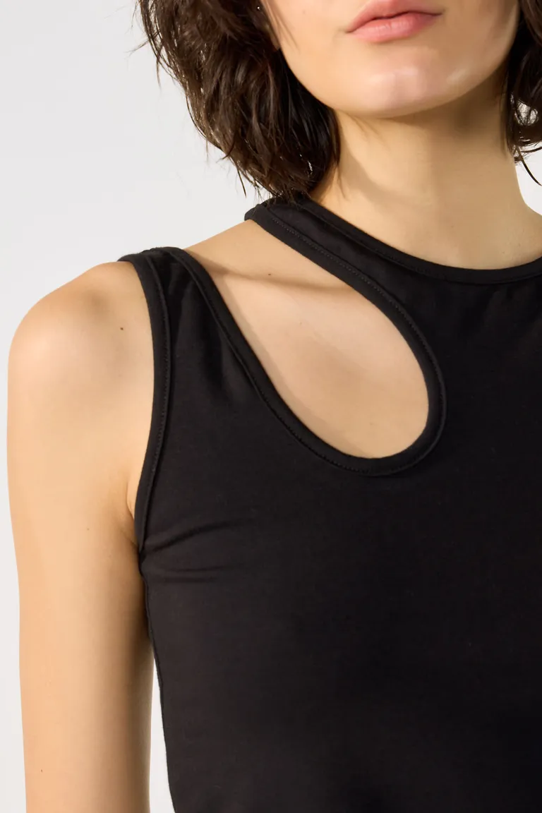 Musculosa negra de corte moderno y elegante para el armario de mujer de Cuesta Blanca en Tops para argentina