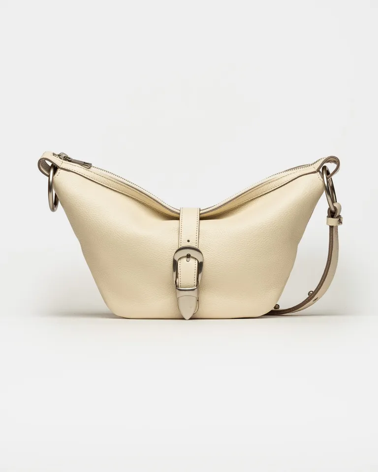 Bandolera de cuero granulado en forma redondeada con herrajes metálicos de Prüne en Bolsos y Carteras para argentina