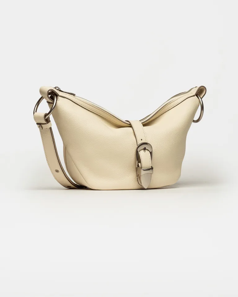 Bandolera de cuero granulado en forma redondeada con herrajes metálicos de Prüne en Bolsos y Carteras para argentina