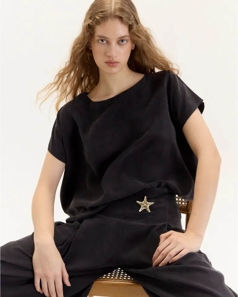 Top de corte evasé con mangas cortas y abotonadura en la espalda de Blue Sheep en Tops para argentina