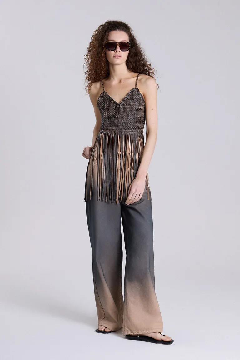 Top de cuero trenzado a mano en negro, diseño exclusivo y elegante de Maria Cher en Tops para argentina