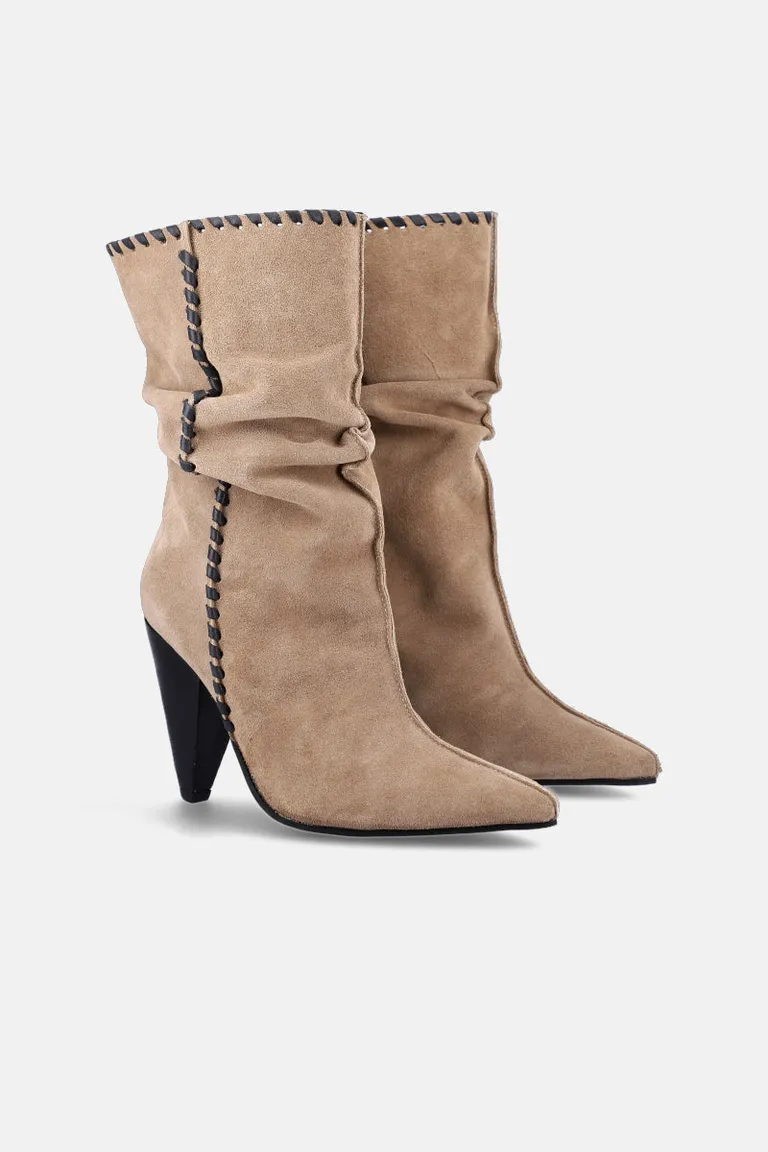 Bota de caña media con tacón cónico y detalles de costura de Justaosadia en Botas y Botinetas para argentina