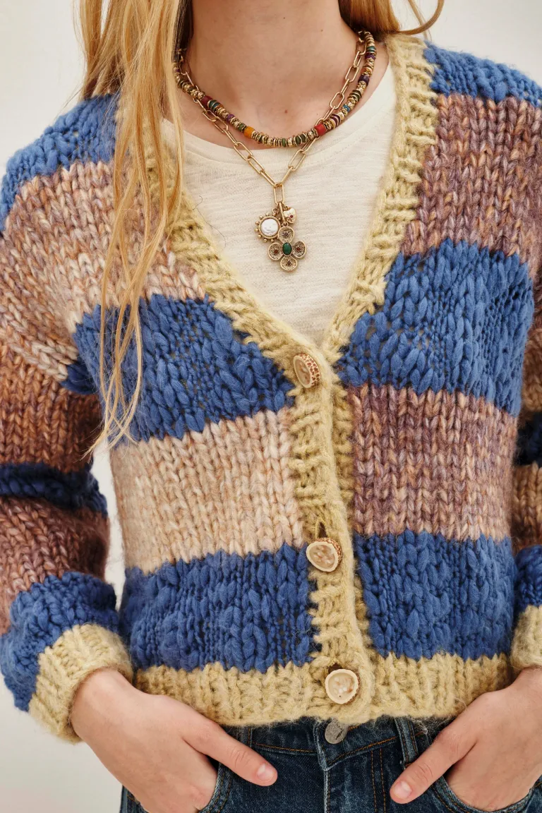 Cardigan corto tejido a mano con botones frontales escote en V y diseño de rayas de Rapsodia en Buzos y Sweaters para argentina