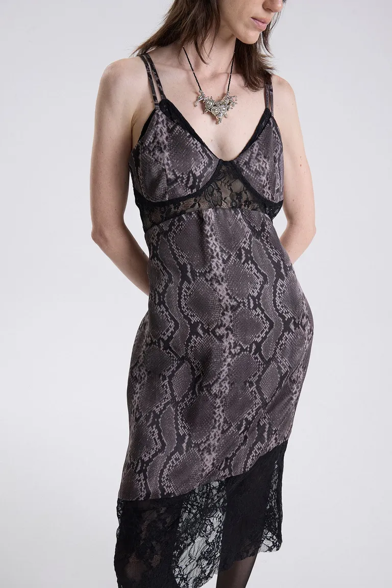 Vestido midi lencero con estampa animal print, breteles finos regulables y detalles de encaje en el ruedo de Maria Cher en Vestidos para argentina
