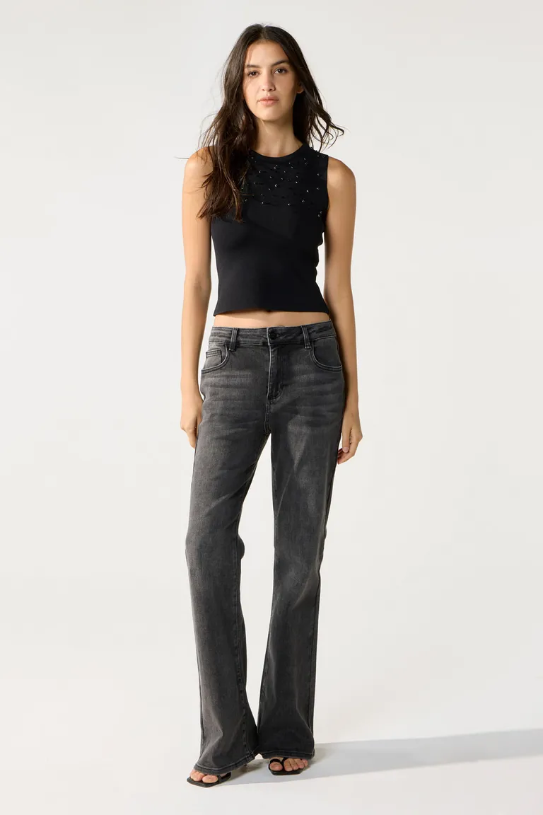 Pantalones de tiro medio con pierna flare en gris intenso y detalles diferenciados de Cuesta Blanca en Pantalones para argentina