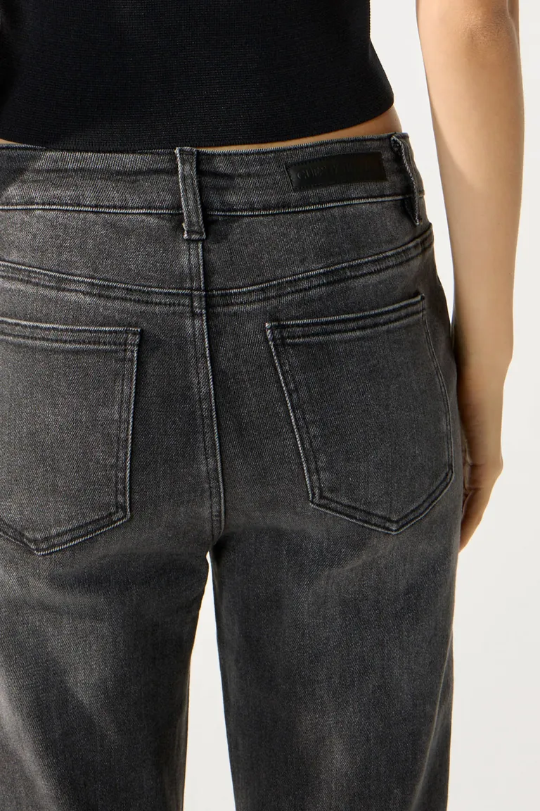 Pantalones de tiro medio con pierna flare en gris intenso y detalles diferenciados de Cuesta Blanca en Pantalones para argentina