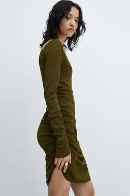 Vestido fruncido escote cuadrado de Mango en Vestidos para argentina