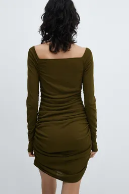 Vestido fruncido escote cuadrado de Mango en Vestidos para argentina