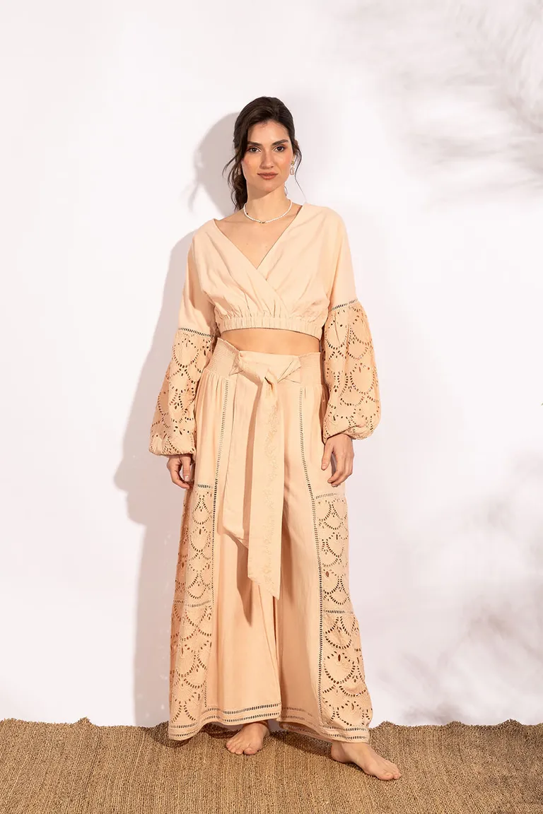 Blusa crop con escote cruzado y mangas abullonadas de estilo artesanal de Indiastyle en Tops para argentina