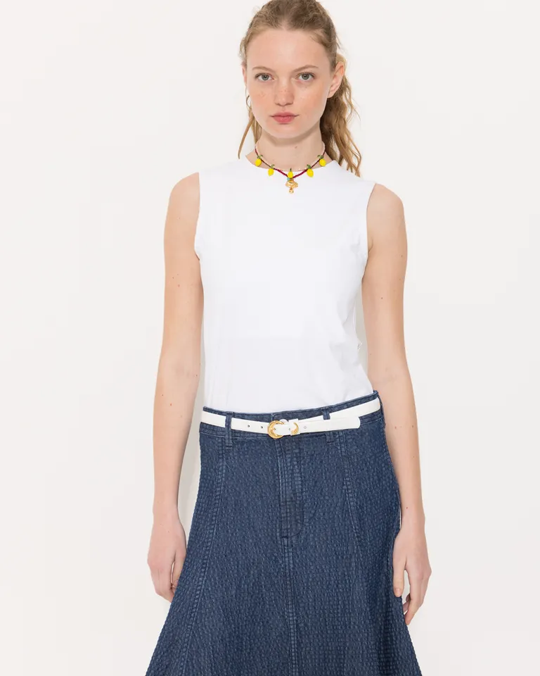 Top blanco de manga corta, diseño ajustado y escote cerrado para un look moderno y femenino de Jazmin Chebar en Tops para argentina