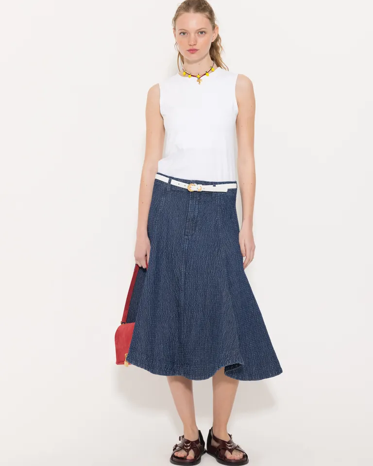 Top blanco de manga corta, diseño ajustado y escote cerrado para un look moderno y femenino de Jazmin Chebar en Tops para argentina