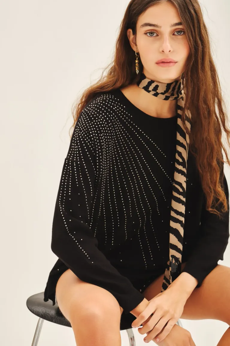 Sweater de moldería holgada con aplicación de tachas en negro de Rapsodia en Buzos y Sweaters para argentina