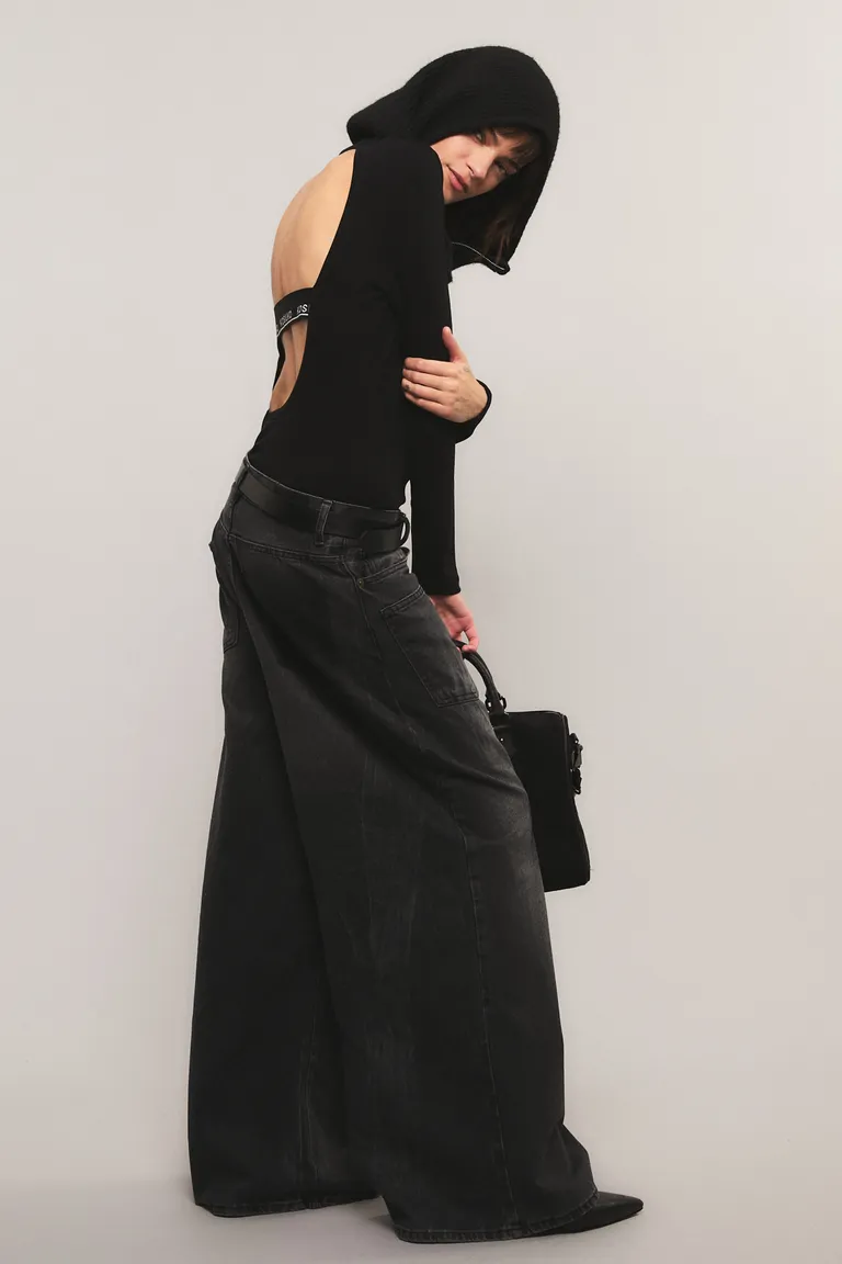 Remera de corte slim con mangas largas y detalle de espalda descubierta de Kosiuko en Remeras para argentina