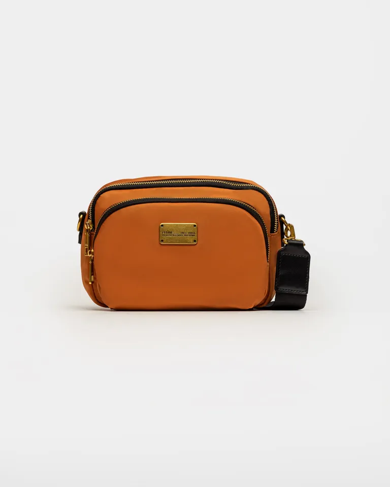 Bolso naranja de nylon con cierres dorados y logo de la marca de Prüne en Bolsos y Carteras para argentina