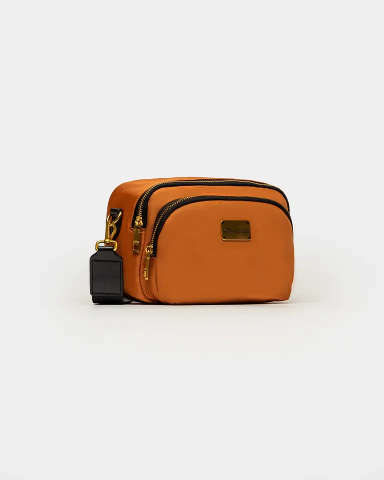 Bolso naranja de nylon con cierres dorados y logo de la marca de Prüne en Bolsos y Carteras para argentina