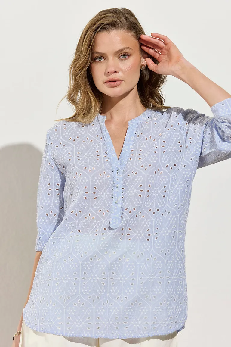 Blusa de broderie blanca con cuello mao y mangas 3/4 de Indiastyle en Blusas para argentina