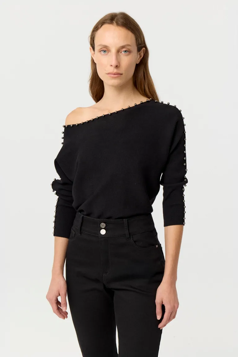 Sweater tejido de calce relajado con escote bote, mangas 3/4 y apliques de perlas metálicas de Markova en Buzos y Sweaters para argentina