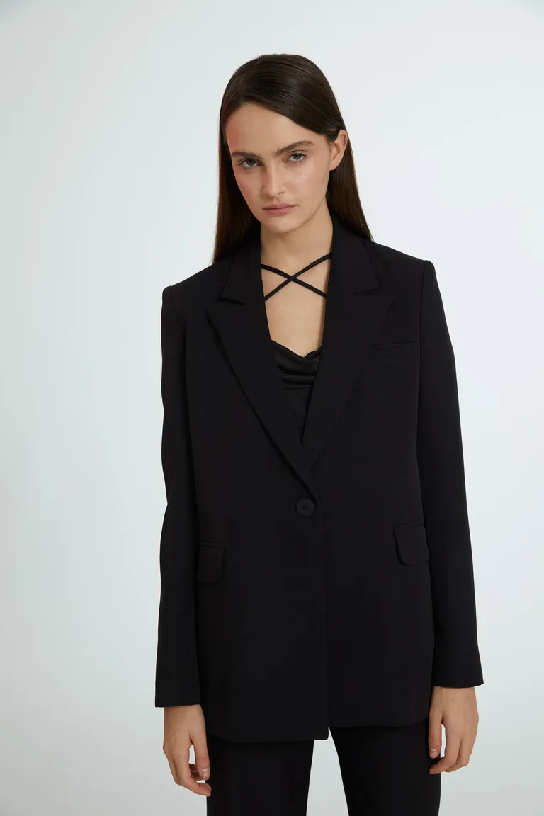 Elegante blazer negro de corte recto y diseño minimalista de Naíma en Blazers para argentina