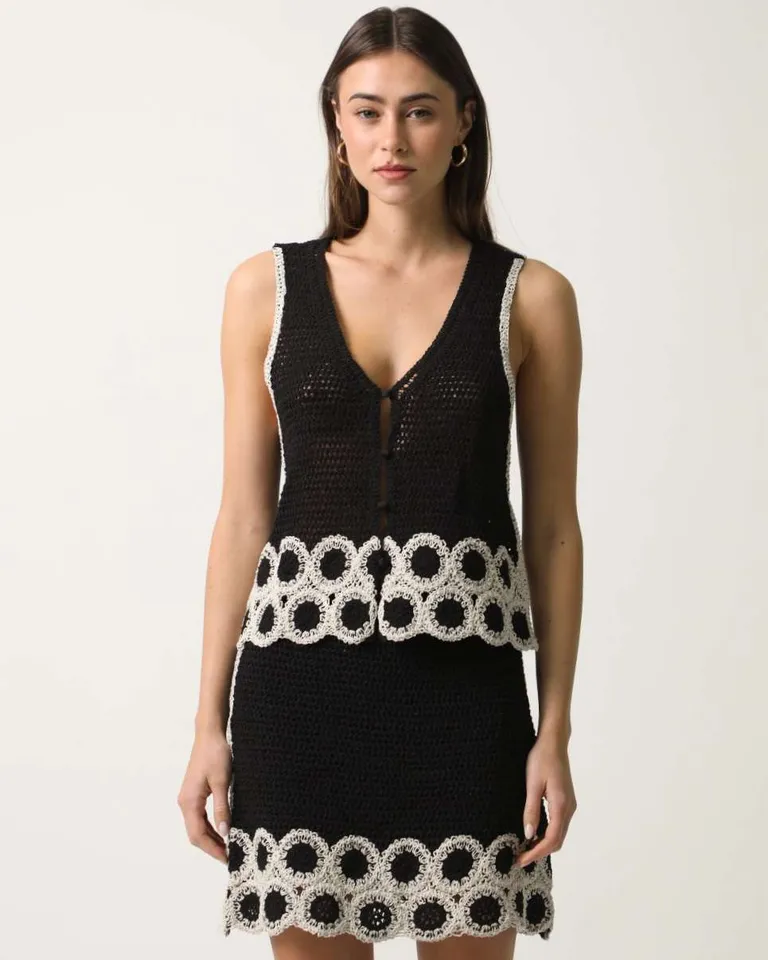 Chaleco de crochet importado con llamativo diseño de círculos en contraste de Hesed en Chalecos para argentina