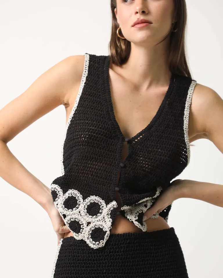 Chaleco de crochet importado con llamativo diseño de círculos en contraste de Hesed en Chalecos para argentina