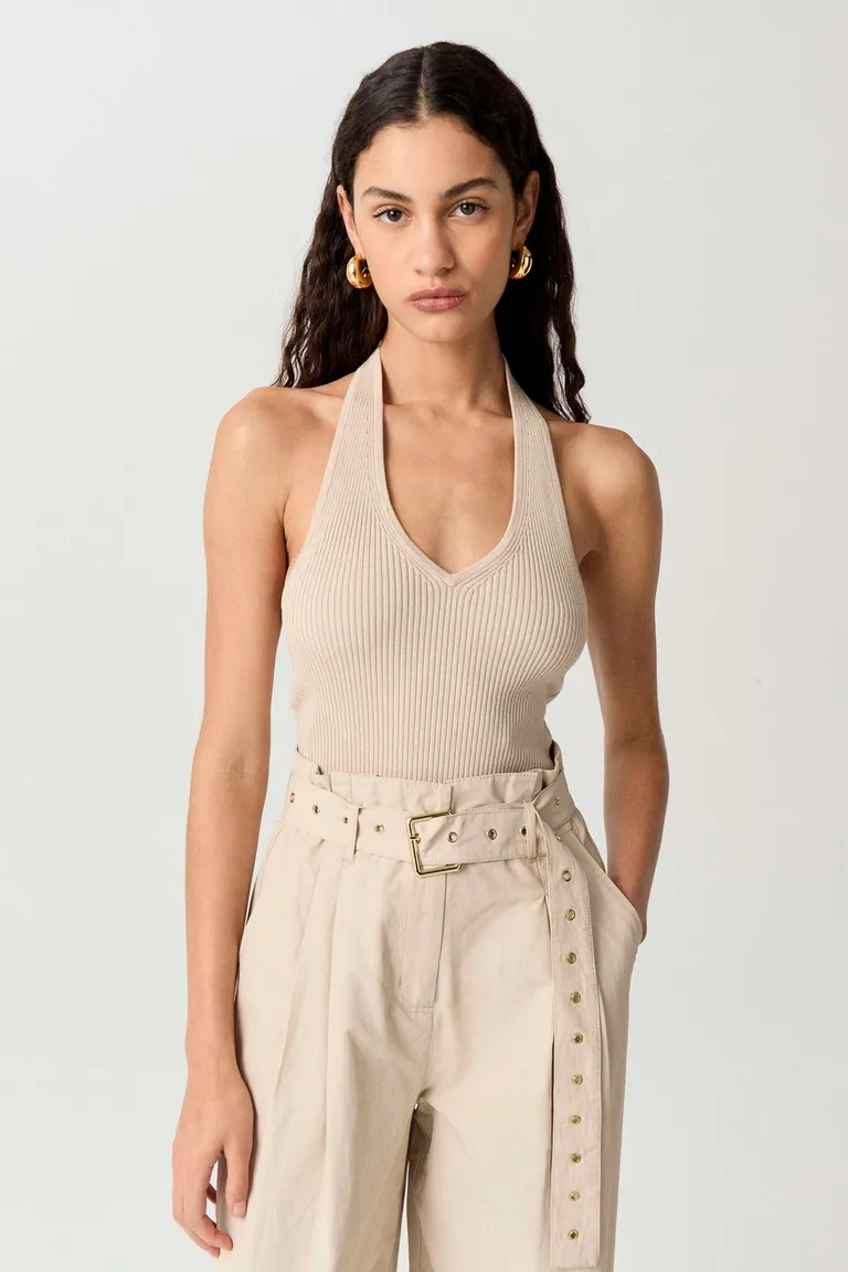 Musculosa Leticia: Elegancia y Comodidad en un Básico Atemporal de Markova en Tops para argentina