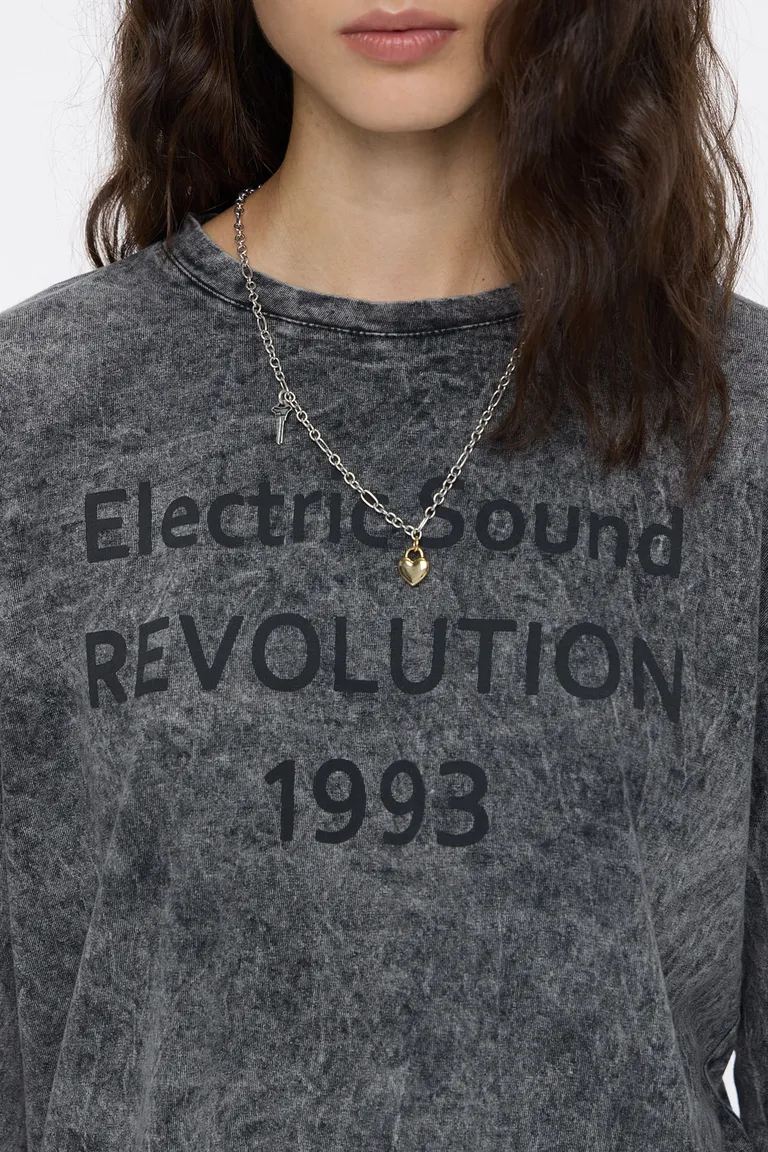 Remera manga larga con cuello redondo y estampa frontal de estilo urbano de Cuesta Blanca en Remeras para argentina