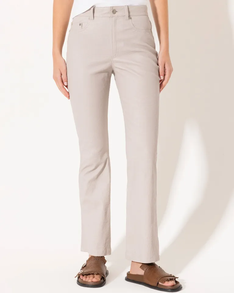 Pantalón de Cuero Gris: Prenda Versátil y Elegante para Mujeres de Jazmin Chebar en Pantalones para argentina
