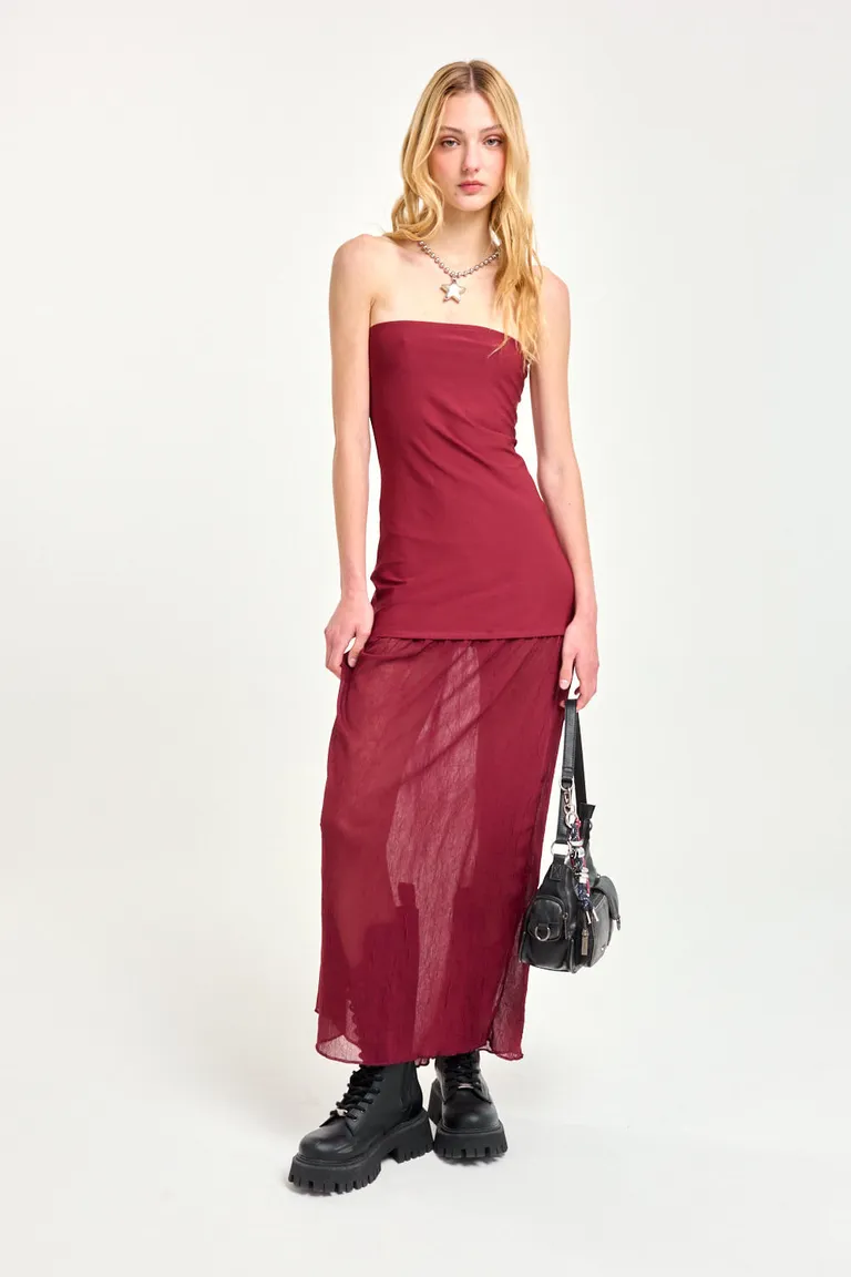 Vestido sin tirantes con falda larga y tajo lateral, ideal para ocasiones especiales de 47 Street en Vestidos para argentina