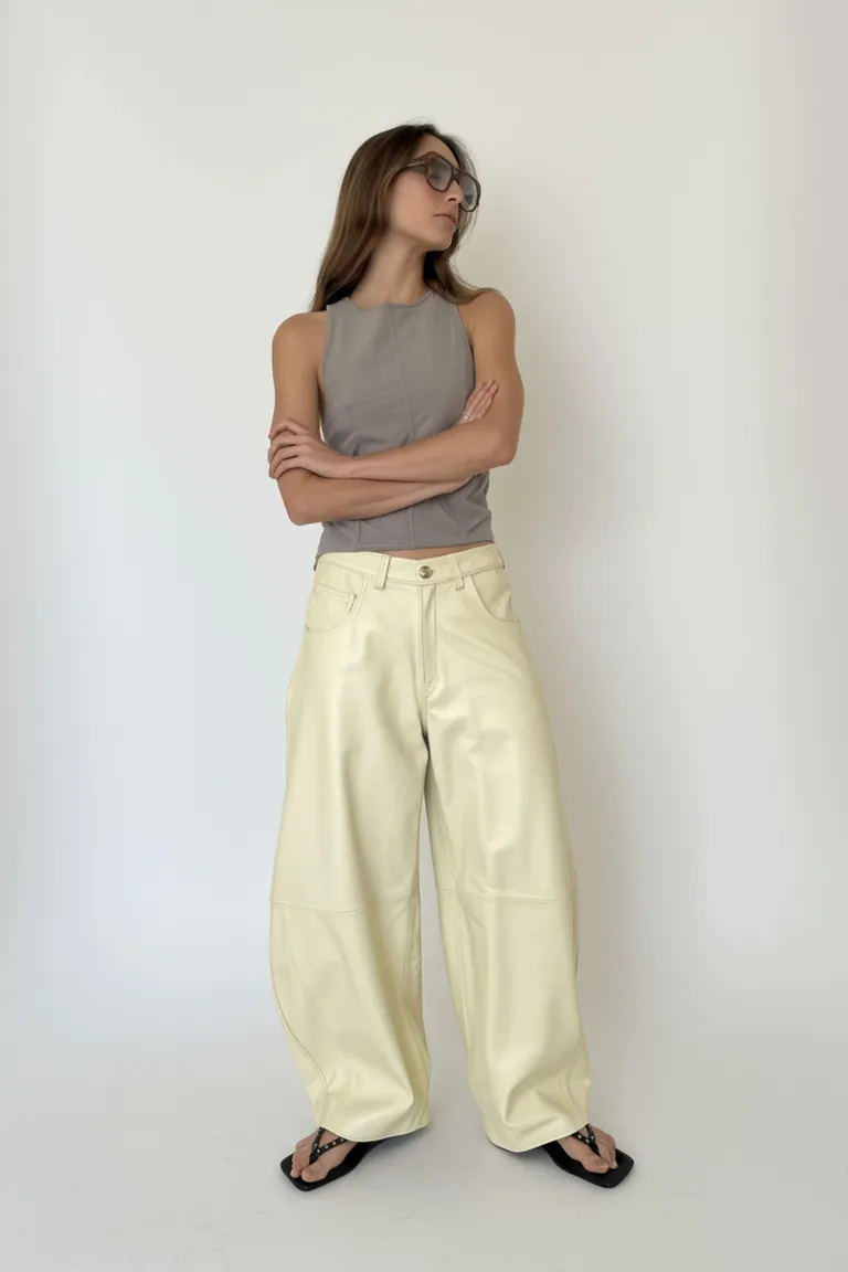 Pantalón beige de estilo jeanero con corte recto y tiro medio de Maria Cher en Pantalones para argentina