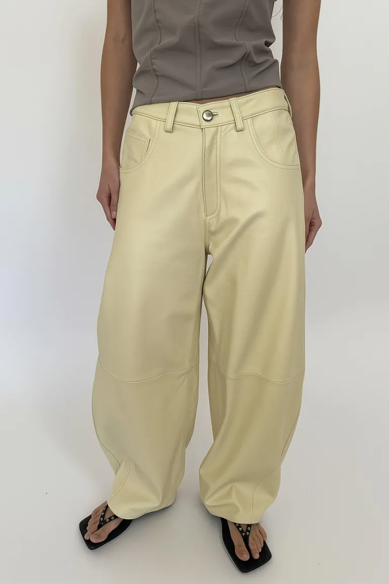 Pantalón beige de estilo jeanero con corte recto y tiro medio de Maria Cher en Pantalones para argentina