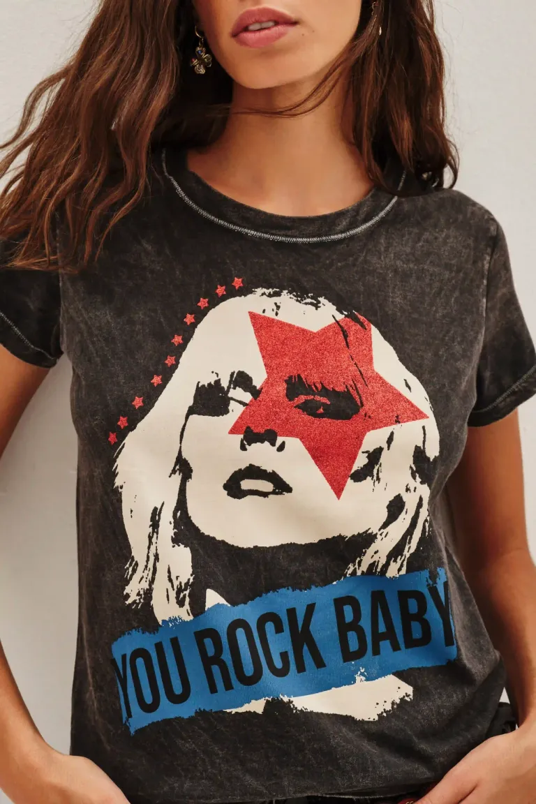 Remera de corte clásico con estampa gráfica frontal de diseño urbano y manga corta de Rapsodia en Remeras para argentina