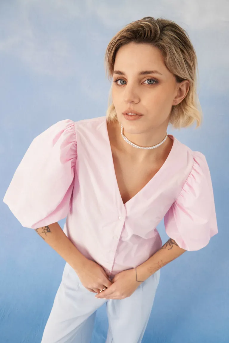 Blusa rosada con mangas abullonadas, cuello en V y corte ajustado de Apricot en Blusas para argentina