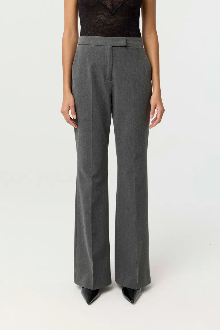 Pantalón de sastrería con tiro alto y pierna flare de diseño clásico y corte formal de Markova en Pantalones para argentina