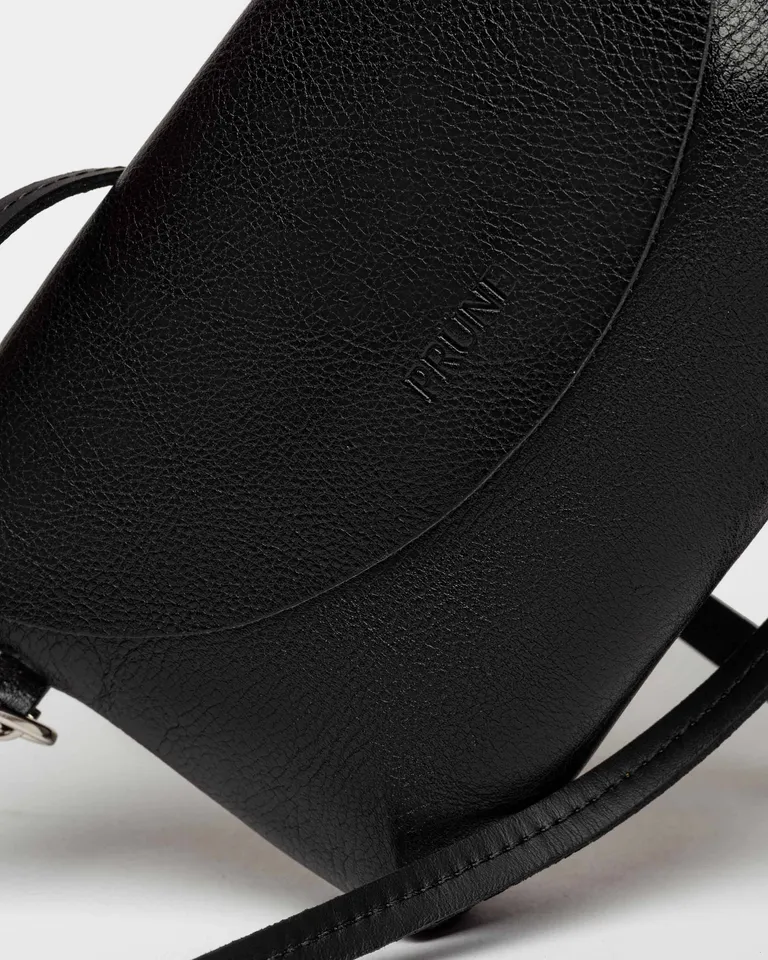 Mini bolso de cuero sintético semirrígido con solapa y cierre práctico de Prüne en Bolsos y Carteras para argentina