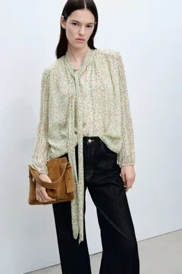 Blusa floral con lazo de Mango en Blusas para argentina