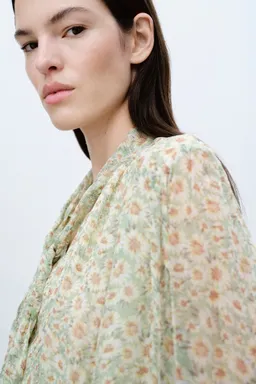 Blusa floral con lazo de Mango en Blusas para argentina