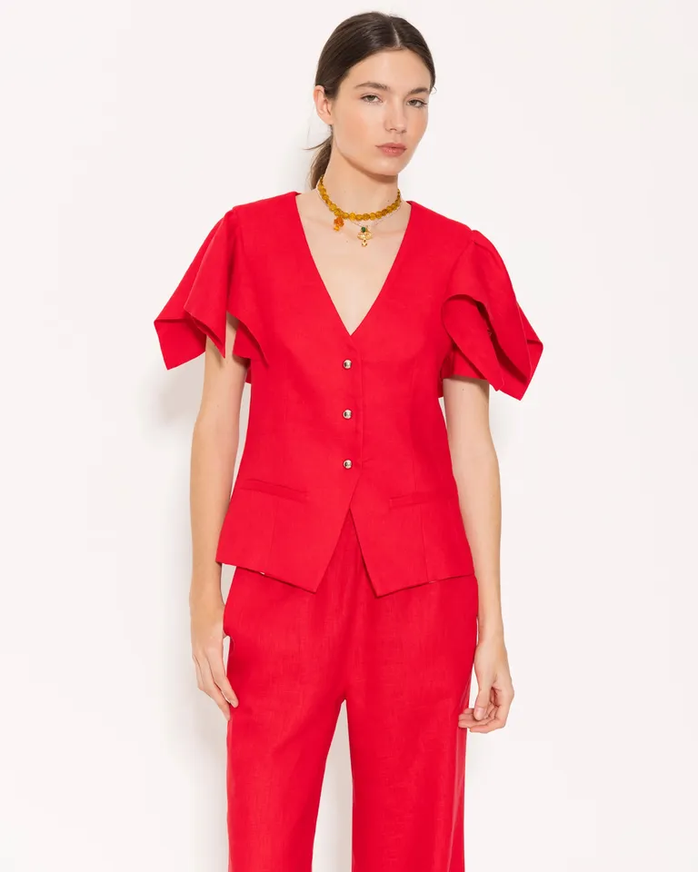Chaleco rojo de lino con diseño estructurado y forrado en tafetá jacquard de Jazmin Chebar en Chalecos para argentina