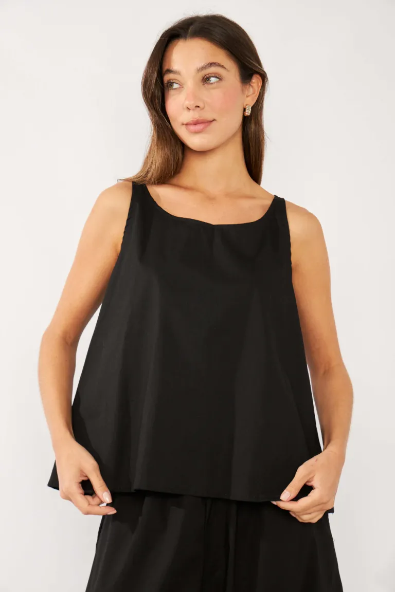 Blusa sin mangas negra de líneas evase en poplin para un estilo elegante y moderno de Belle en Blusas para argentina
