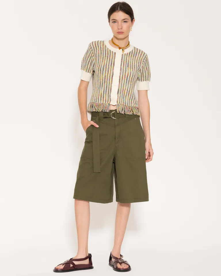 Bermuda de corte holgado en color verde con bolsillos y cinturón de tela de Jazmin Chebar en Shorts para argentina
