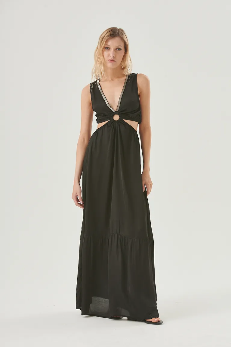 Vestido negro de corte fluido y escote pronunciado, diseño elegante y moderno de Sweet en Vestidos para argentina