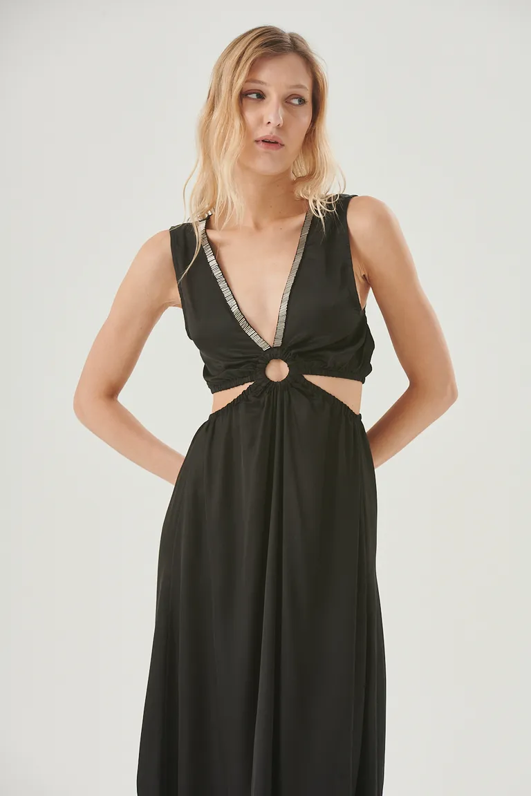 Vestido negro de corte fluido y escote pronunciado, diseño elegante y moderno de Sweet en Vestidos para argentina