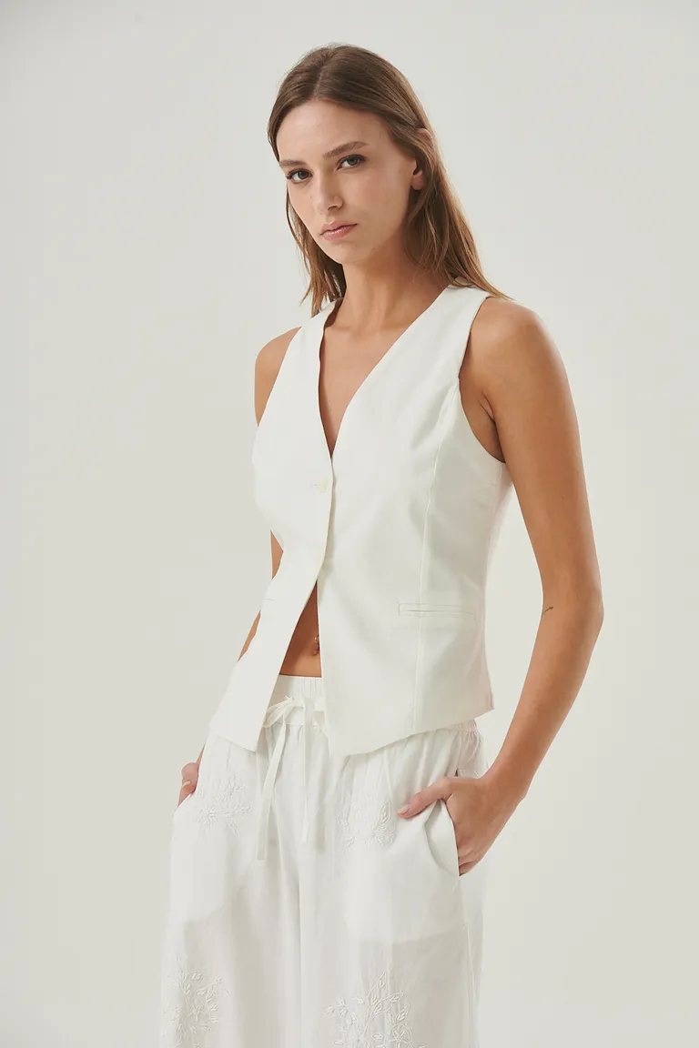Chaleco Dara en lino, con escote en V profundo y diseño entallado para un look elegante y cómodo de Sweet en Chalecos para argentina