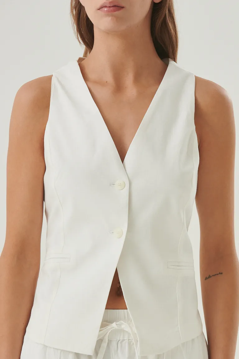 Chaleco Dara en lino, con escote en V profundo y diseño entallado para un look elegante y cómodo de Sweet en Chalecos para argentina