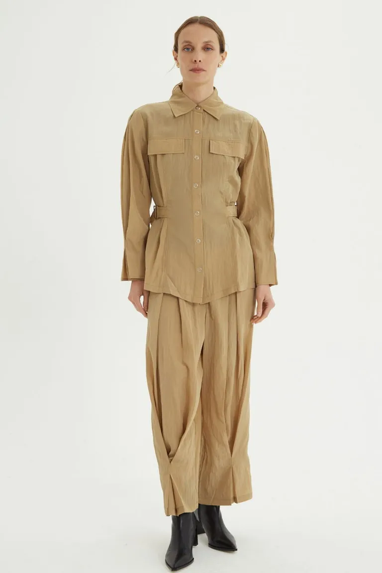 Camisa manga larga con ajuste lateral en cintura bolsillos frontales y cierre con botones de Las Pepas en Camisas para argentina