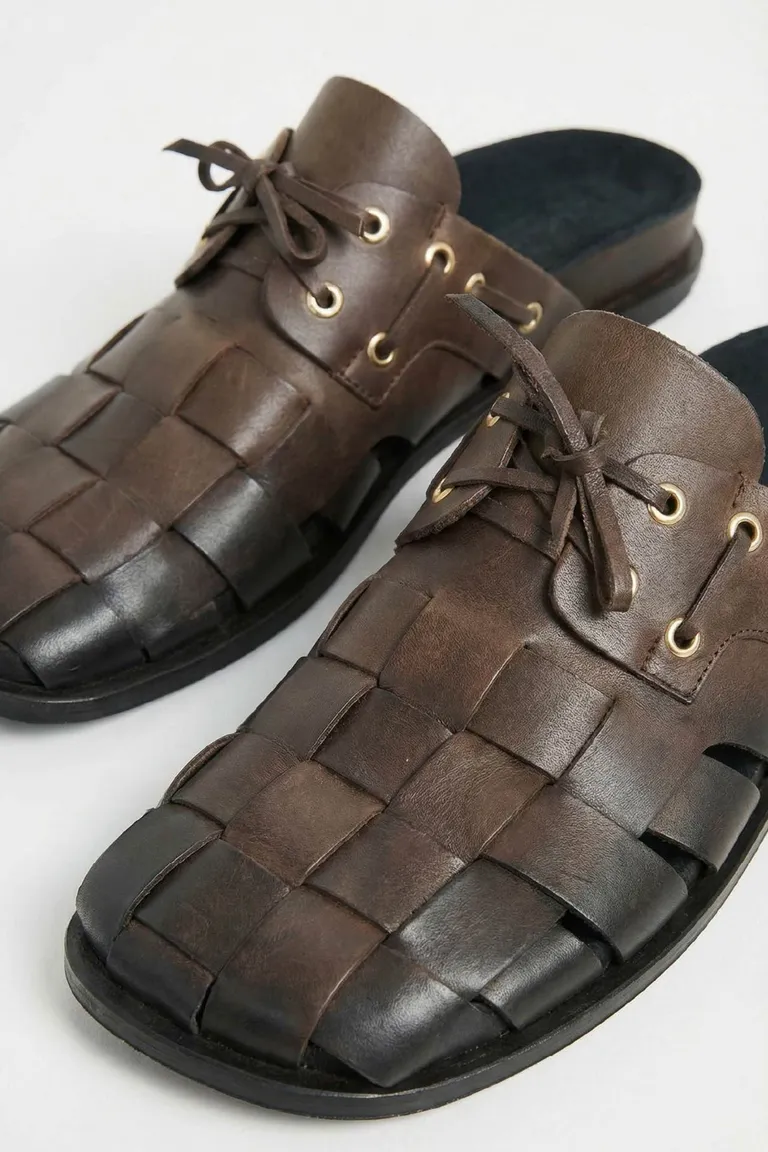 Zuecos abiertos con tiras entrelazadas y cordones frontales decorativos para uso diario de Maria Cher en Zuecos Planos para argentina