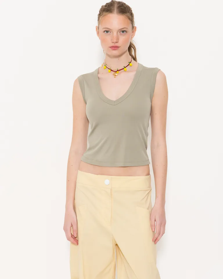Remera femenina de diseño simple y minimalista en color neutro de Jazmin Chebar en Tops para argentina