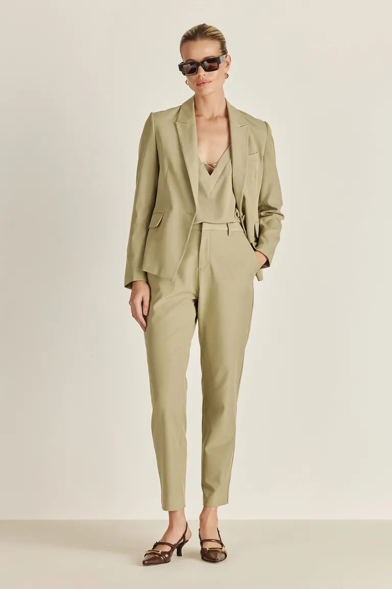 Pantalón sastrero femenino con detalle metálico, perfecto para un look elegante y refinado de Tucci en Pantalones para argentina