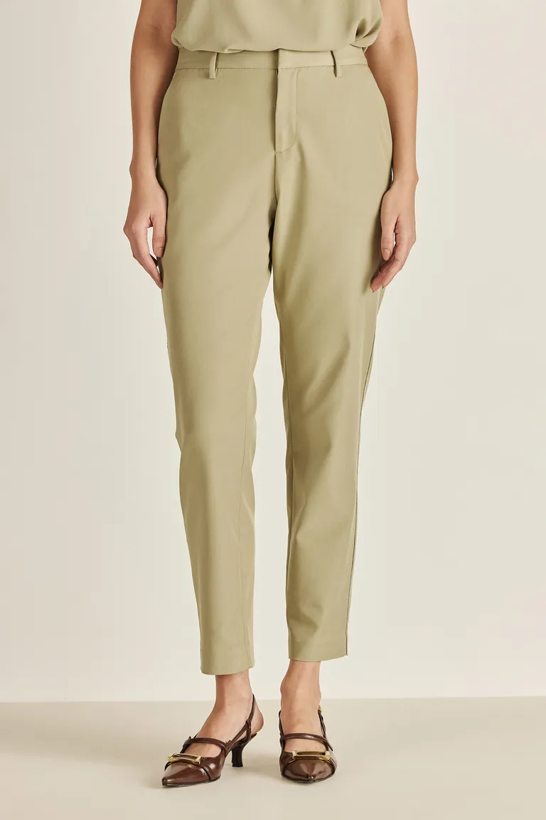 Pantalón sastrero femenino con detalle metálico, perfecto para un look elegante y refinado de Tucci en Pantalones para argentina